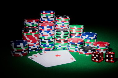 Casino konseptiyle yongaları ve kartları