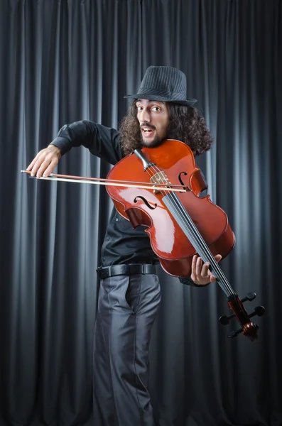 Человек, играющий на виолончели — стоковое фото