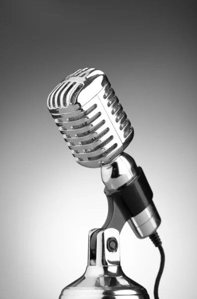 Microfone vintage contra o fundo — Fotografia de Stock