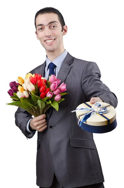Zakenman met geschenkdoos en bloemen — Stockfoto