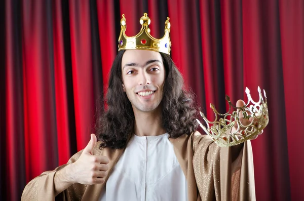 Rei com coroa contra fundo — Fotografia de Stock