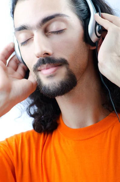 Estudiante escuchando música aislada en blanco —  Fotos de Stock