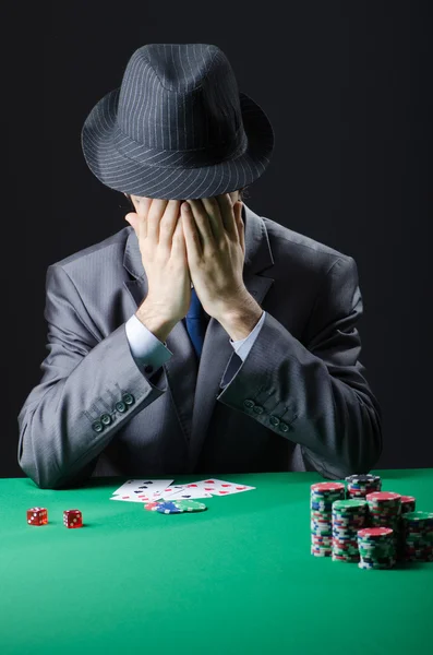 Seorang pria bermain di kasino — Stok Foto