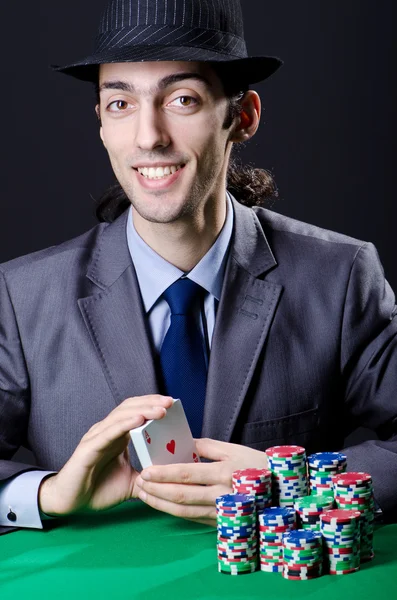 Гравець в казино грає з фішками — стокове фото