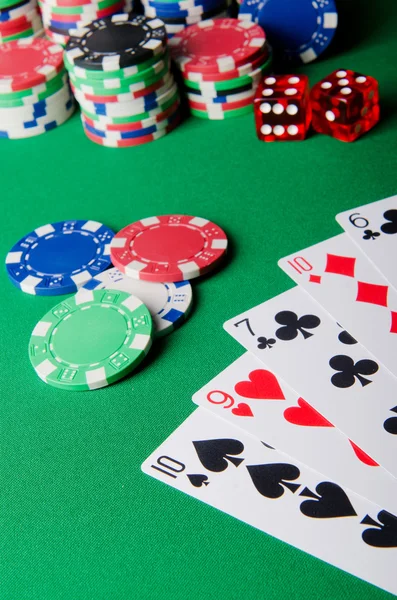 Concept de casino avec jetons et cartes — Photo