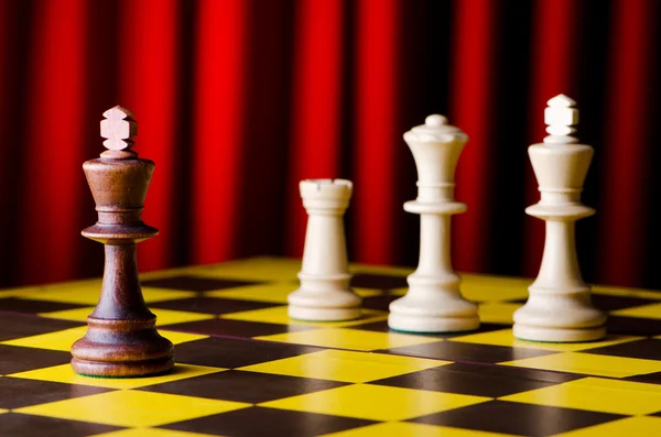 Концепция шахматной игры с фигурами — стоковое фото