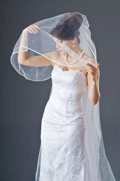在工作室拍摄婚纱的新娘 — 图库照片