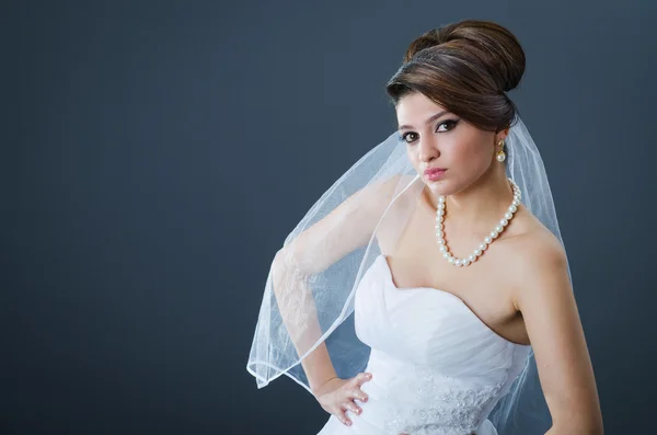 Indah pengantin di studio menembak — Stok Foto