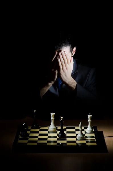 Шахматист играет в свою игру — стоковое фото