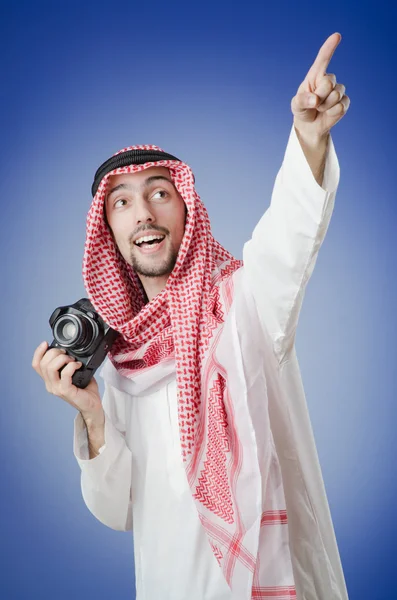 Arabische fotograaf in de studio schieten — Stockfoto