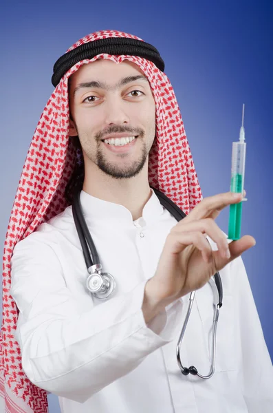 Médico árabe com seringa — Fotografia de Stock
