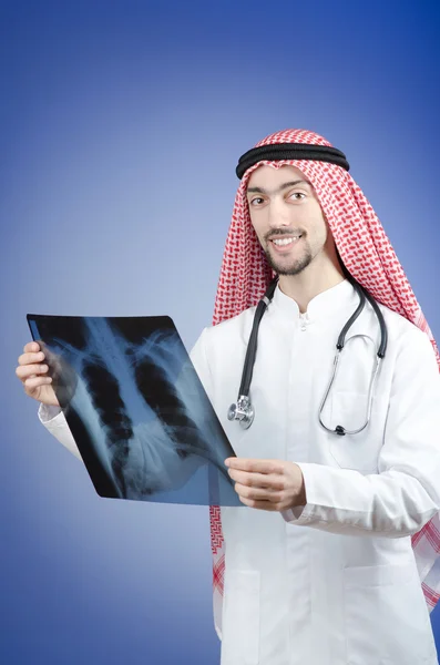 Арабский врач с рентгеновским снимком — стоковое фото