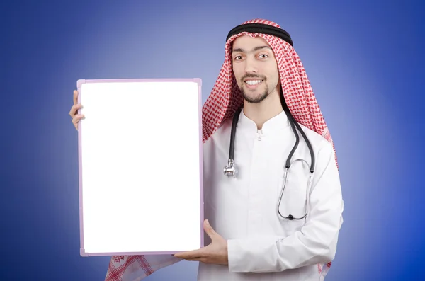 Arabski lekarz z pustą wiadomość board — Zdjęcie stockowe