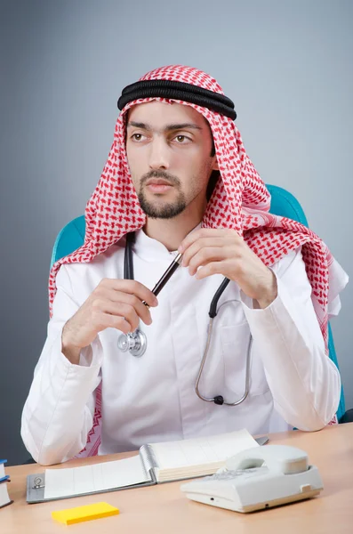Médico árabe trabajando en el hospital —  Fotos de Stock