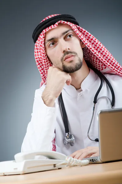Arabiska läkare arbetar på sjukhus — Stockfoto