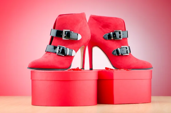 Zapatos femeninos en concepto de moda — Foto de Stock