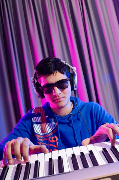 Joven DJ tocando su música —  Fotos de Stock