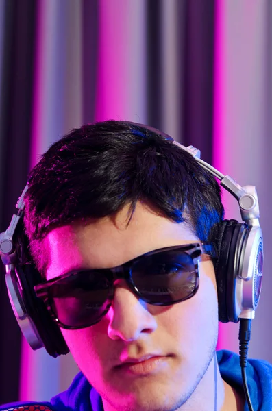 Junger DJ spielt seine Musik — Stockfoto