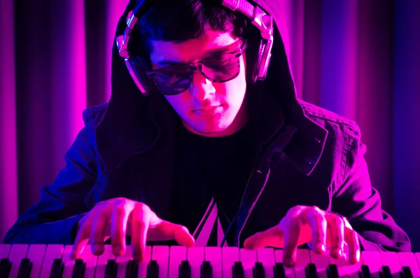 DJ mistura de música na discoteca — Fotografia de Stock