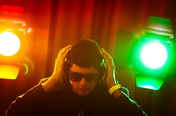 DJ mixing music at disco — Stock Photo, Image