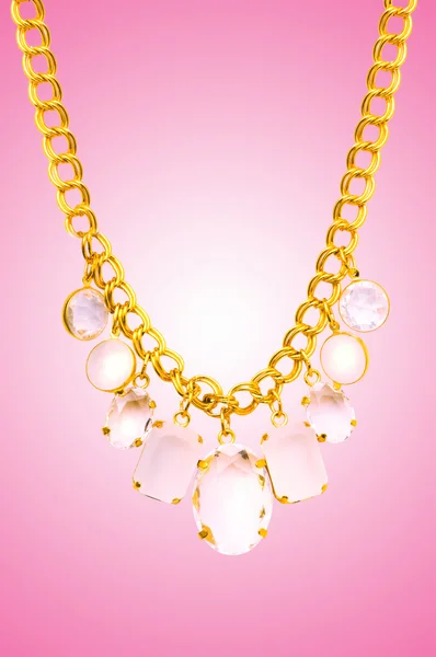 Zlaté šperky proti barevných přechodů — Stock fotografie