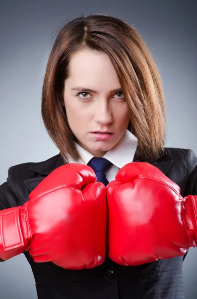 Jeune femme d'affaires dans le concept de boxe — Photo