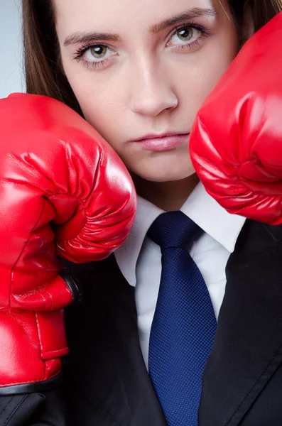 Jonge zakenvrouw in boksen concept — Stockfoto