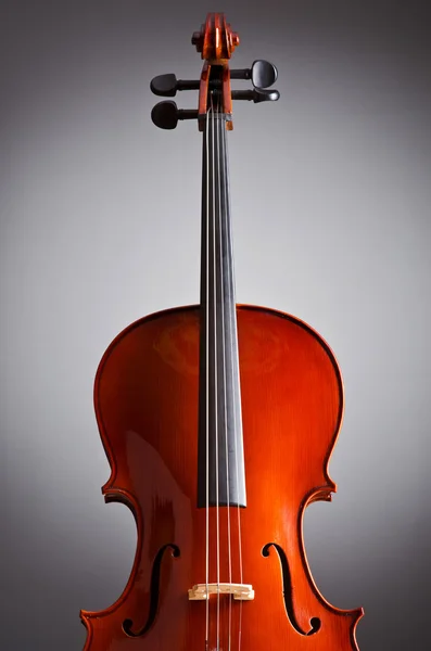 Muziek-cello in de donkere kamer — Stockfoto