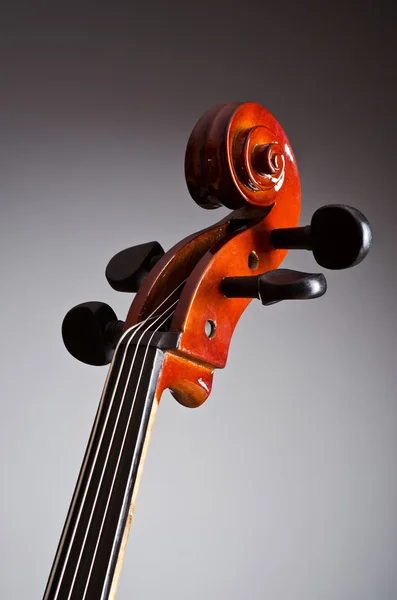 Музыкальная виолончель в темной комнате — стоковое фото