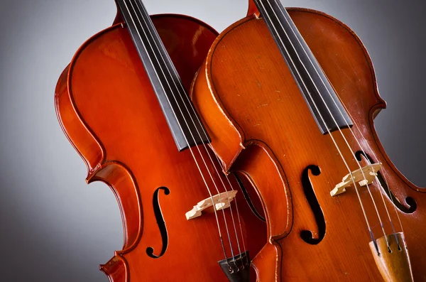 Muziek-cello in de donkere kamer — Stockfoto