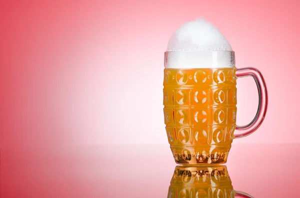 Vaso de cerveza sobre la mesa —  Fotos de Stock