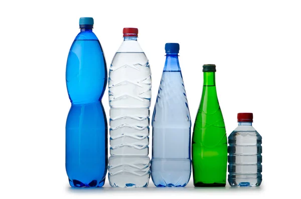 Agua potable en botellas en blanco —  Fotos de Stock