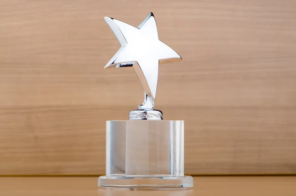 Prêmio estrela contra fundo de madeira — Fotografia de Stock