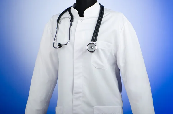 Doktor kabát s stetoskop — Stock fotografie