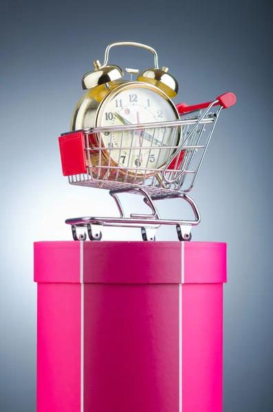 Concepto de compra de tiempo con reloj y carrito de compras — Foto de Stock
