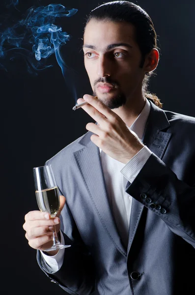 Człowiek degustacja wina w szkle — Zdjęcie stockowe