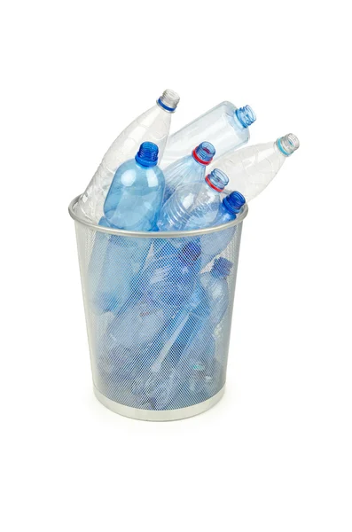 Порожні пластикові пляшки з водою на білому — стокове фото