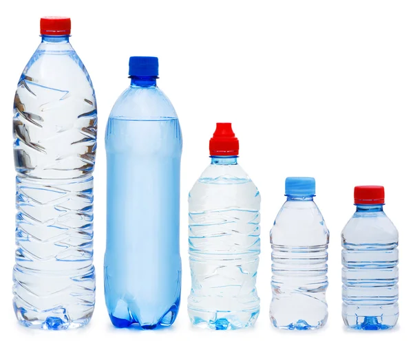 Многие бутылки воды изолированы на белом — стоковое фото