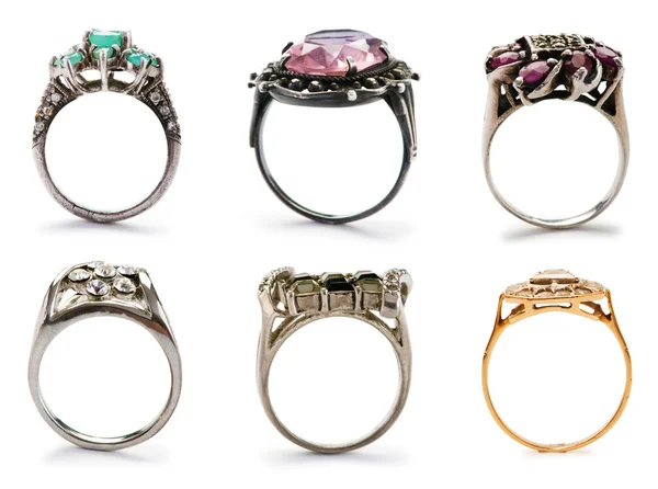 Sada šperků prstenů na bílém pozadí — Stock fotografie