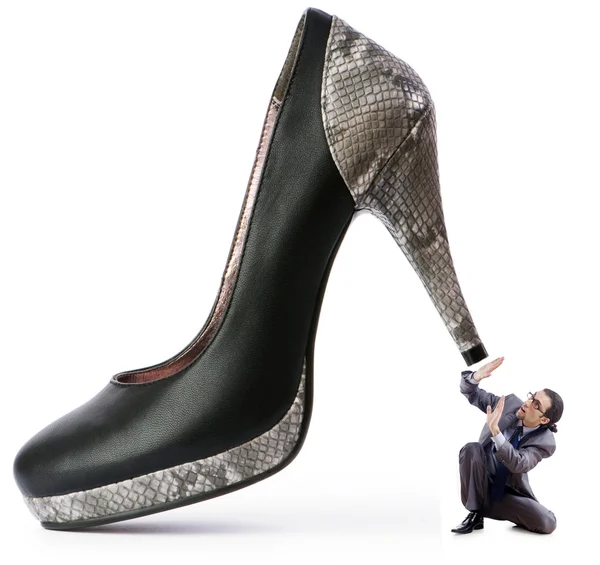 Γυναίκα κυριαρχία έννοια με παπούτσια και άνθρωπος — Φωτογραφία Αρχείου