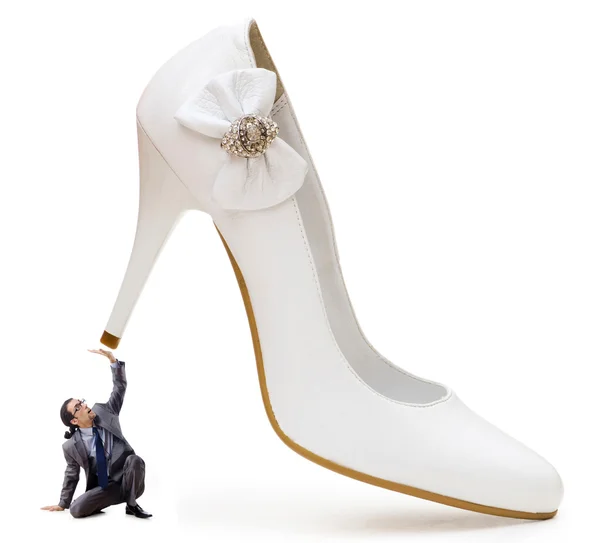 与鞋和男人女人统治概念 — 图库照片