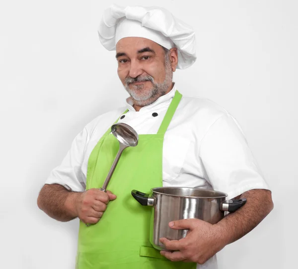 Привабливий усміхнений шеф-кухар з соусом і сковородою — стокове фото