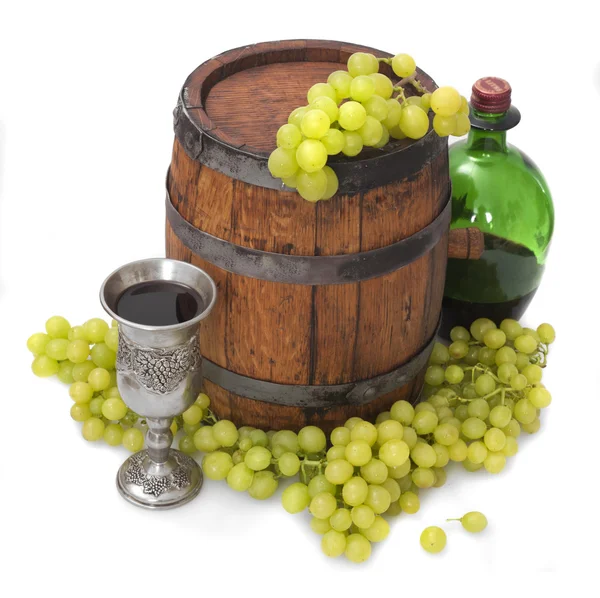 Бочка со свежим зеленым виноградом и бутылкой — стоковое фото