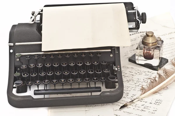 Винтажная пишущая машинка с бумагой и пером — стоковое фото