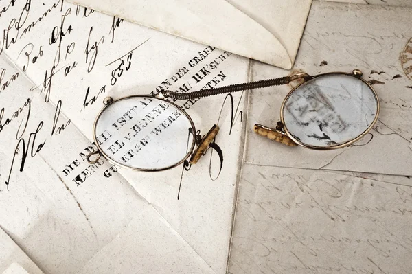 Letras antigas e óculos velhos — Fotografia de Stock