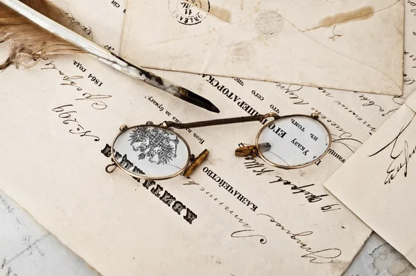 Ancient letters and old eyeglasses — Stock Photo, Image