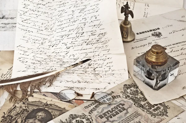 Gamla brev, gamla inkbottle och ryska rubel — Stockfoto