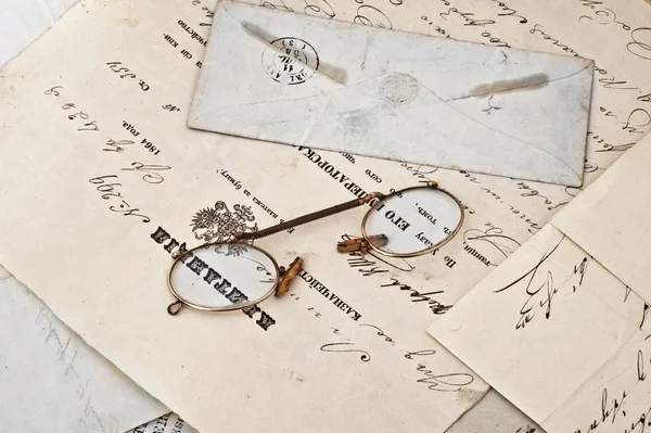 Starożytne pisma i stare okulary — Zdjęcie stockowe