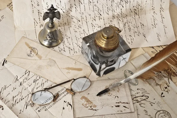 Lettere antiche e vecchia bottiglia d'inchiostro — Foto Stock