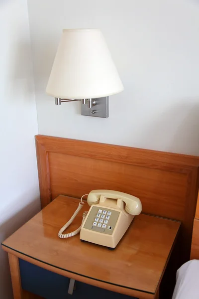 Telefont az éjjeli szekrényre — Stock Fotó